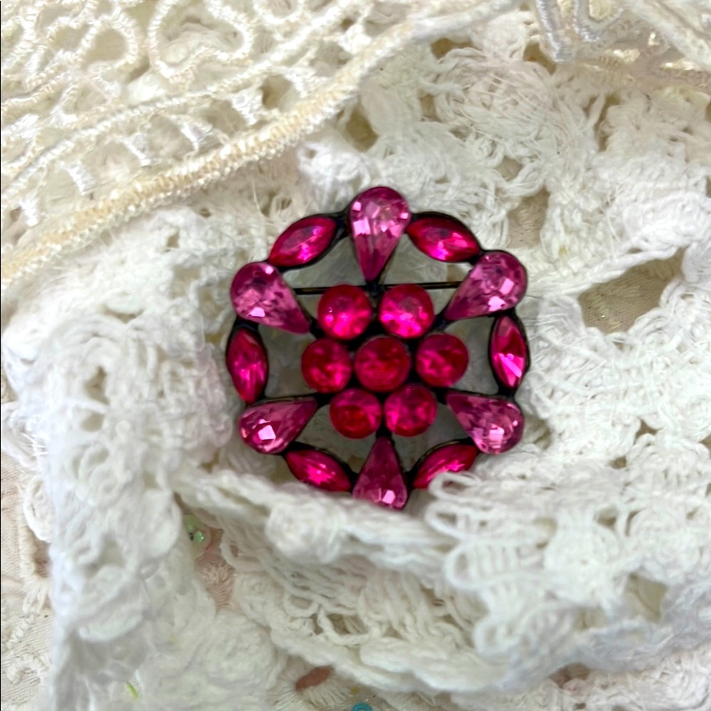 Pink Rhinestone Vintage Brooch 🩷